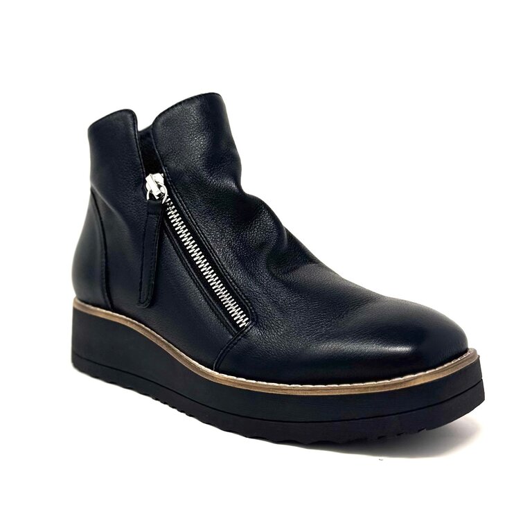 Django & Juliette Dosta boot