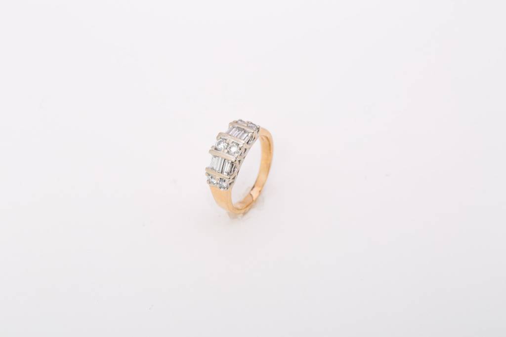 Round and Baguette Bar Ring Yellow Gold 14k