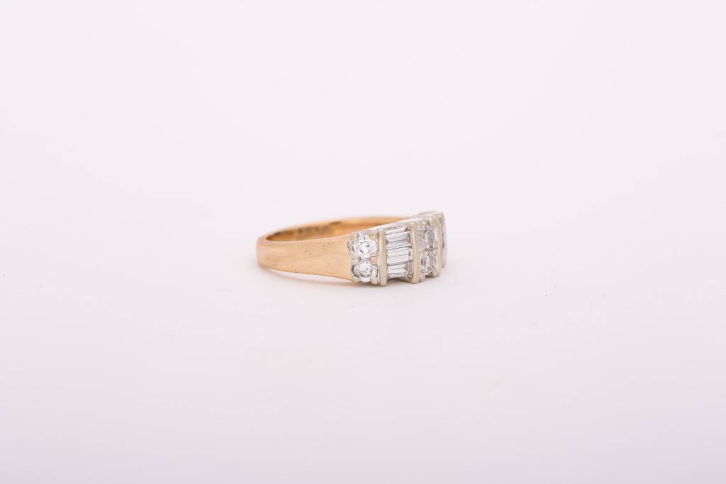 Round and Baguette Bar Ring Yellow Gold 14k