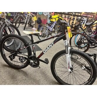 Giant USED GIANT REVEL 24"/XS STEPOVER BLACK, RED, WHITE