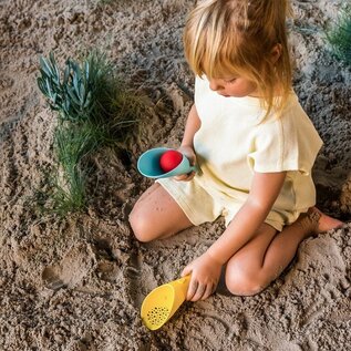 Quut Banana Blue Cuppi Ball Game, Shovel & Sifter (3 in 1)