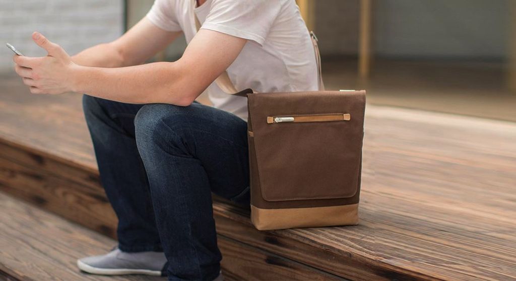 moshi aerio messenger bag