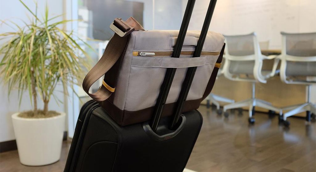 moshi aerio messenger bag