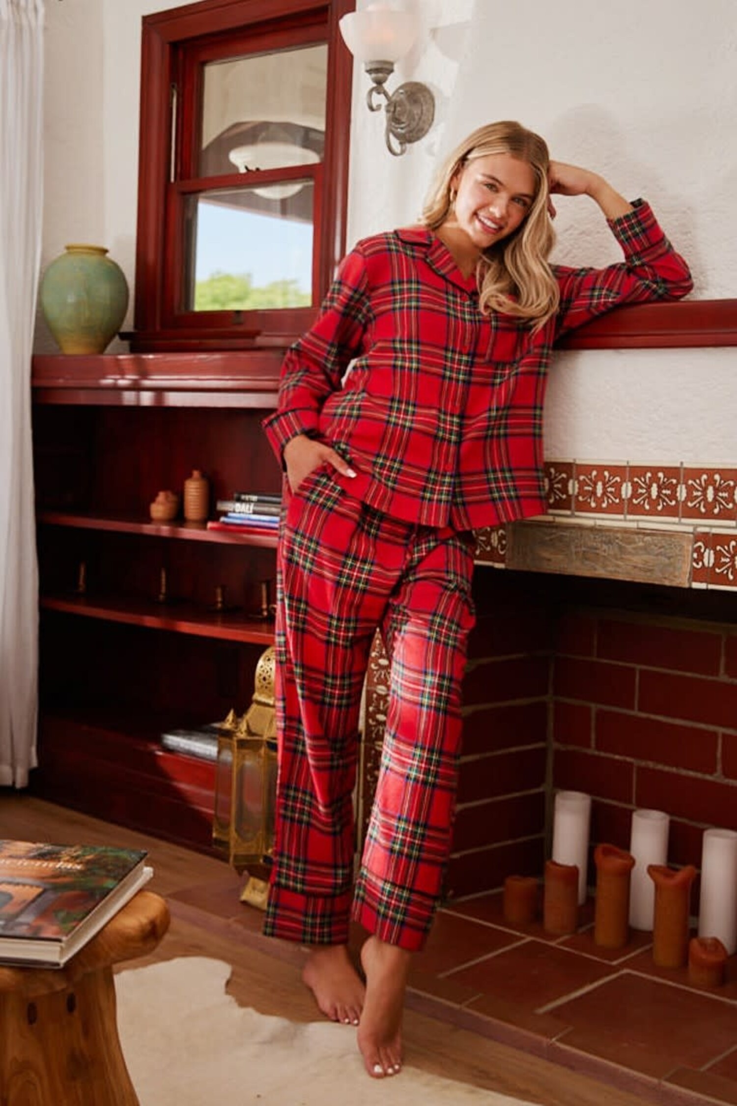 https://cdn.shoplightspeed.com/shops/606996/files/58143328/1500x4000x3/briella-checkered-pajama-set.jpg