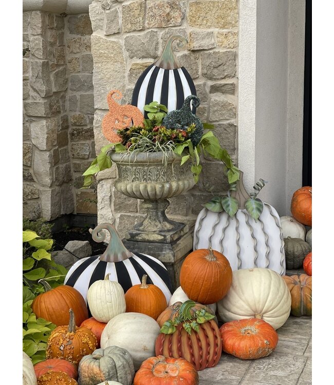 THE ROUND TOP COLLECTION Striped Pumpkin Short, Yard