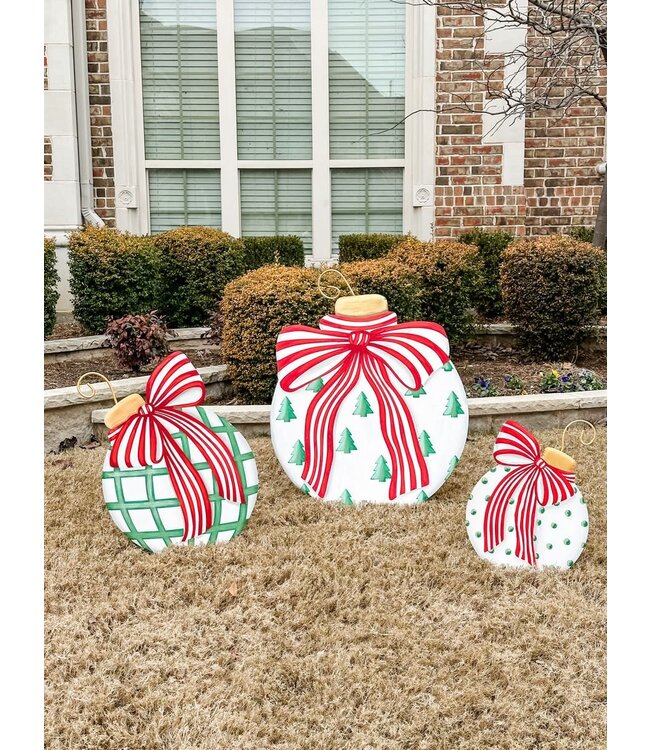 THE ROUND TOP COLLECTION Modern Red White & Green Ornament Yard