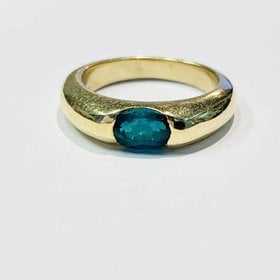 18kt yellow gold Chatham Emerald inset ring