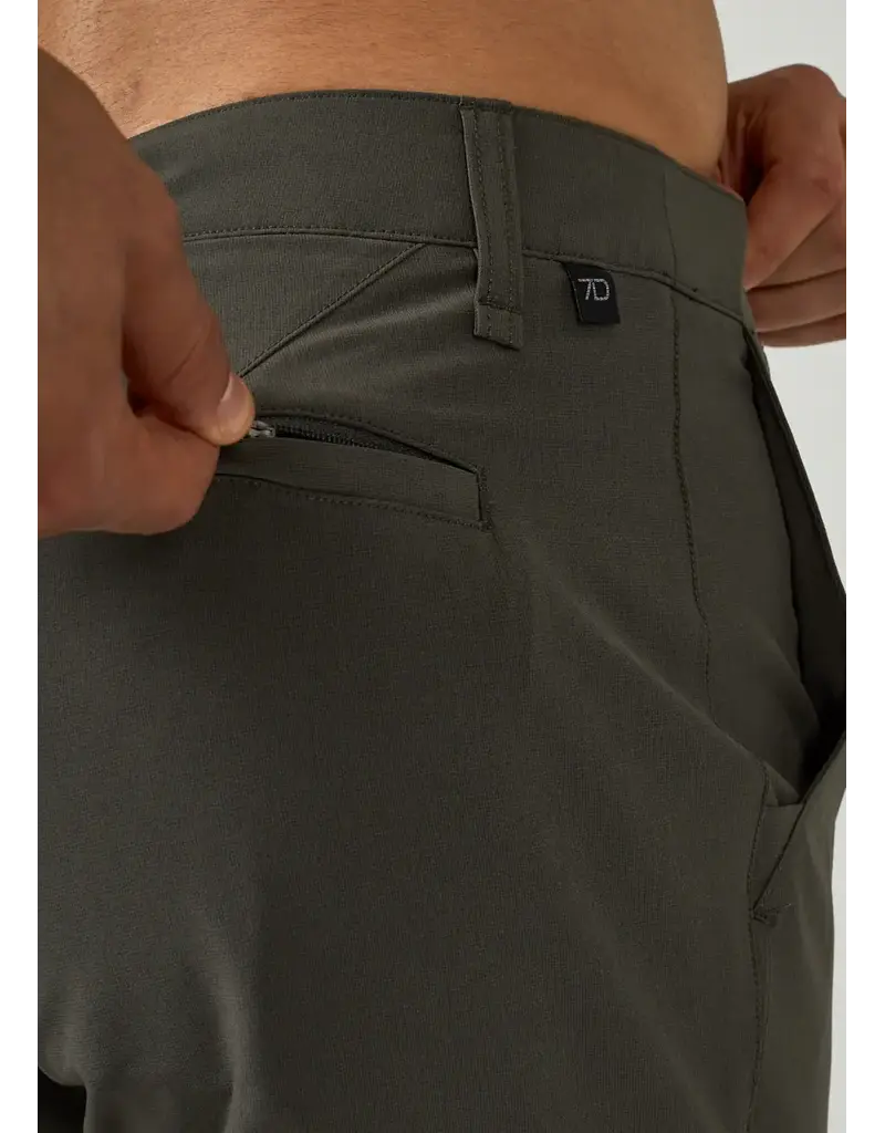 7 Diamonds 7 Diamonds Momentum Hybrid Short Olive