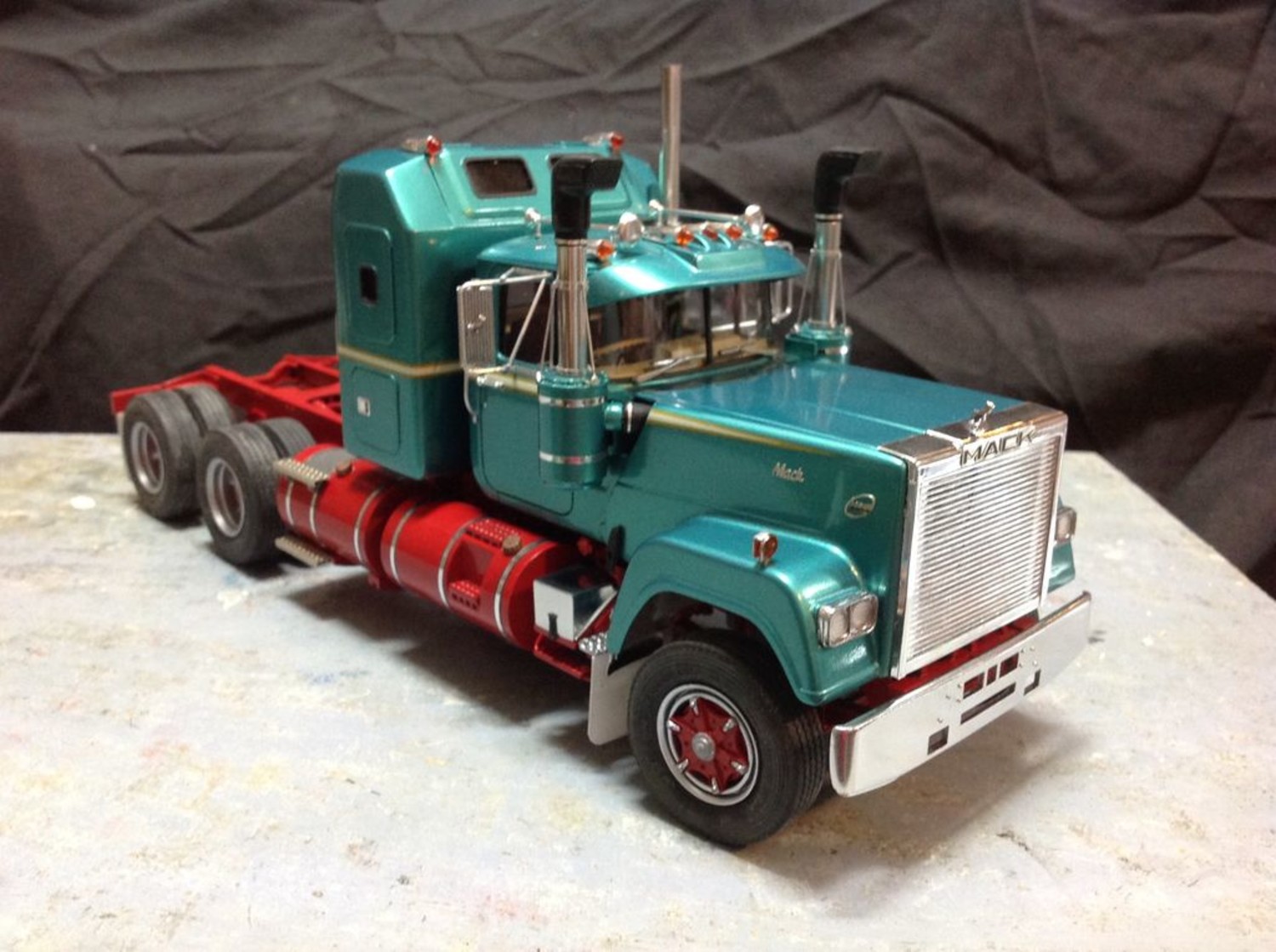 Тягач Mack Superliner