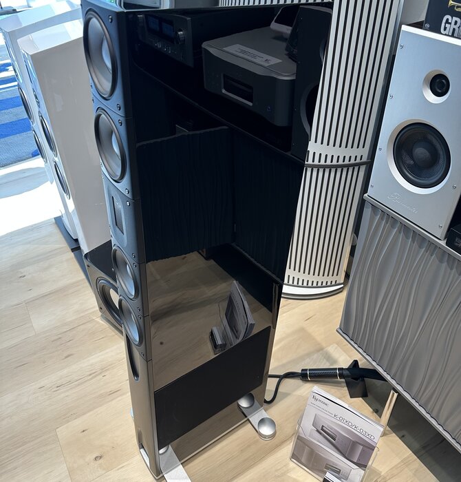 XT 3 FloorStanding Loudspeaker in Piano Black, Showroom Demo in Mint Condition !