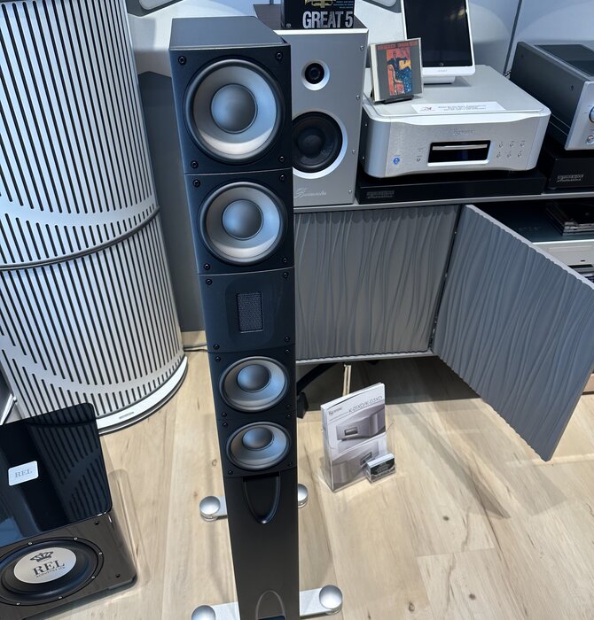 XT 3 FloorStanding Loudspeaker in Piano Black, Showroom Demo in Mint Condition !