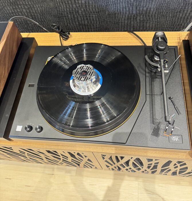 MoFi - MasterDeck Turntable , Walnut Finish , Demo Showroom in Mint Condition