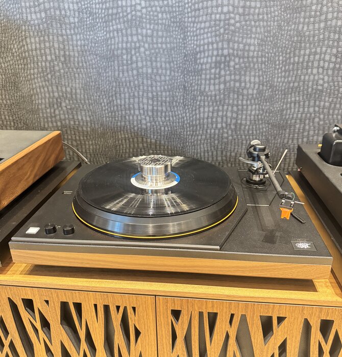 MoFi - MasterDeck Turntable , Walnut Finish , Demo Showroom in Mint Condition