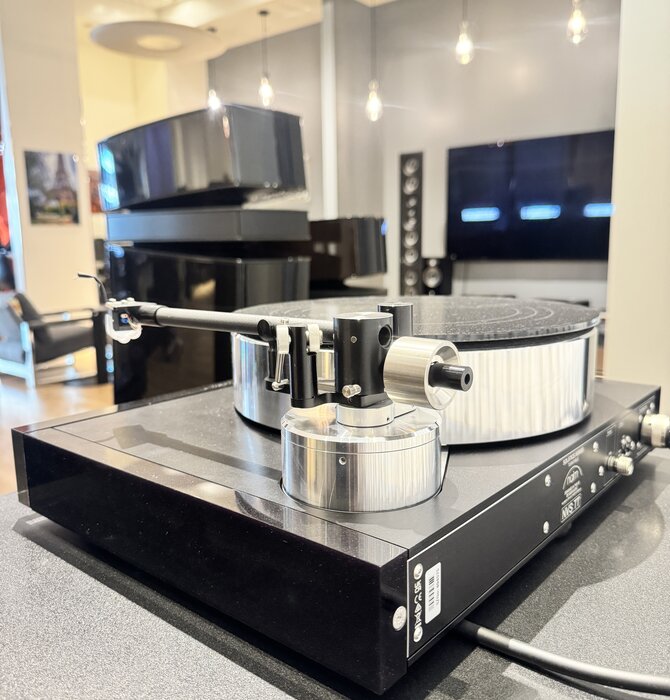 Naim  Audio - Special Edition  Solstice turntable , Showroom Demo in Mint Condition