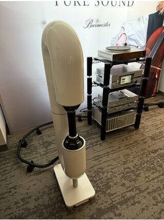 Bayz Audio - Courante 2.0 Radial Speakers in Gloss White with White Quartz Base , AV Show speakers in great condition !