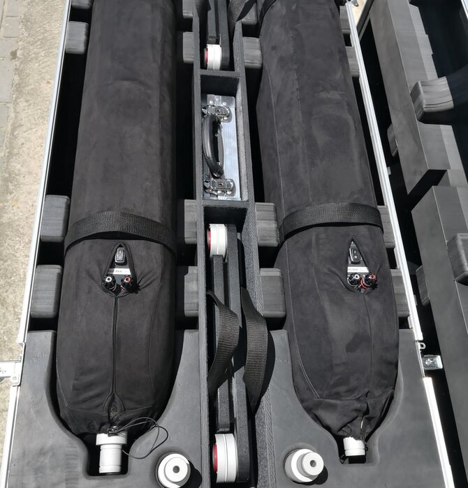 Bayz Audio - Courante 2.0 Radial Speakers in Gloss White with White Quartz Base , AV Show speakers in great condition !