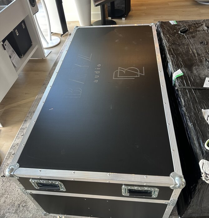 Bayz Audio - Courante 2.0 Radial Speakers in Gloss White with White Quartz Base , AV Show speakers in great condition !