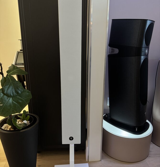 Focal - 302 On-Wall Speaker White High Gloss, Showroom Demo in Mint Condition