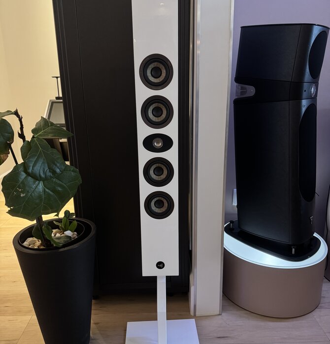 Focal - 302 On-Wall Speaker White High Gloss, Showroom Demo in Mint Condition