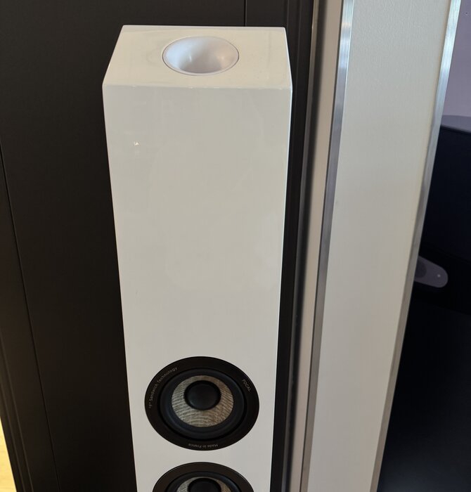 Focal - 302 On-Wall Speaker White High Gloss, Showroom Demo in Mint Condition