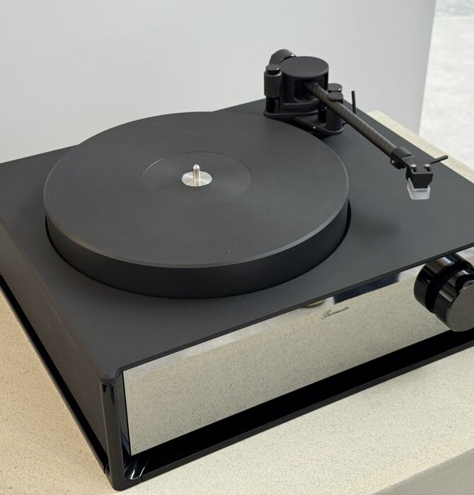 Burmester 257 Reference Turntable includes Reference Line Power Supply