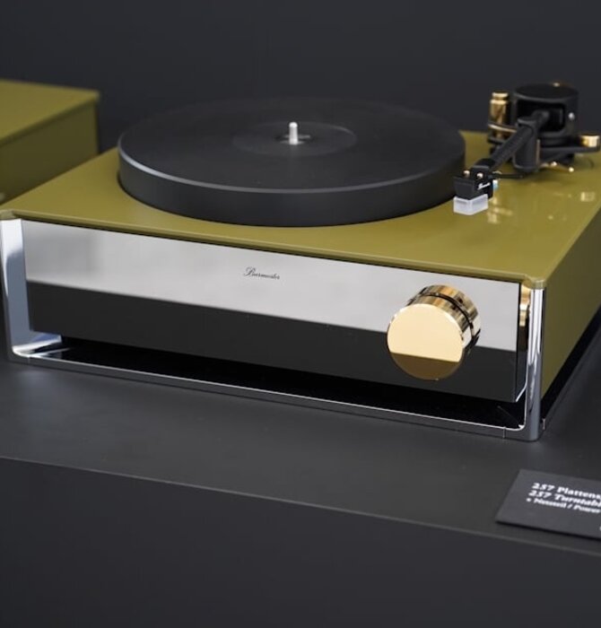 Burmester 257 Reference Turntable includes Reference Line Power Supply