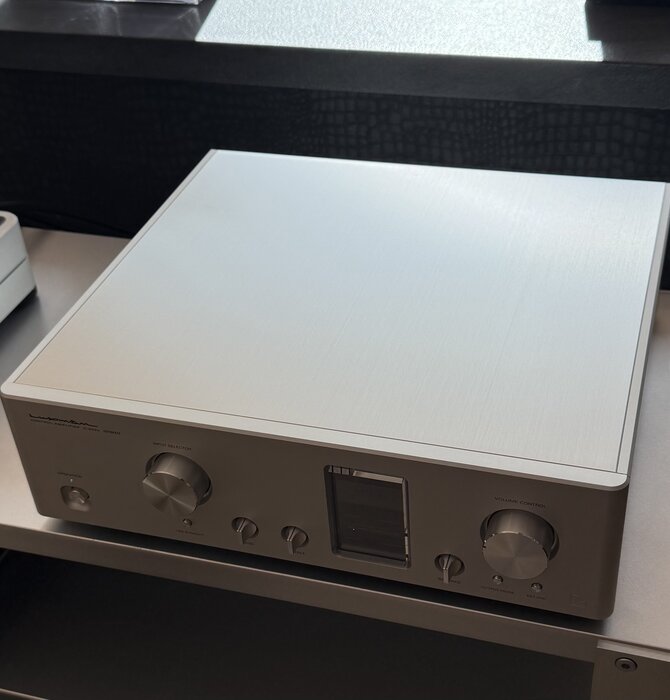 Luxman - Control Amplifier C-900u , USED in Great Condition , Comes with Original Remote & Trigger Cable  , 1 Year Dealer Warranty , No Original Packing !