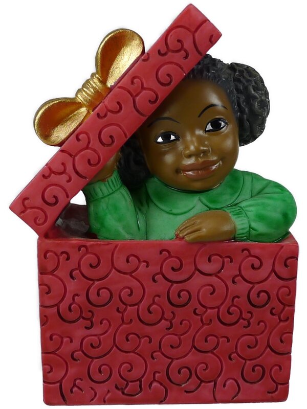Jeune Fille Noire se Cachant dans une Grande Boîte Cadeau 19136