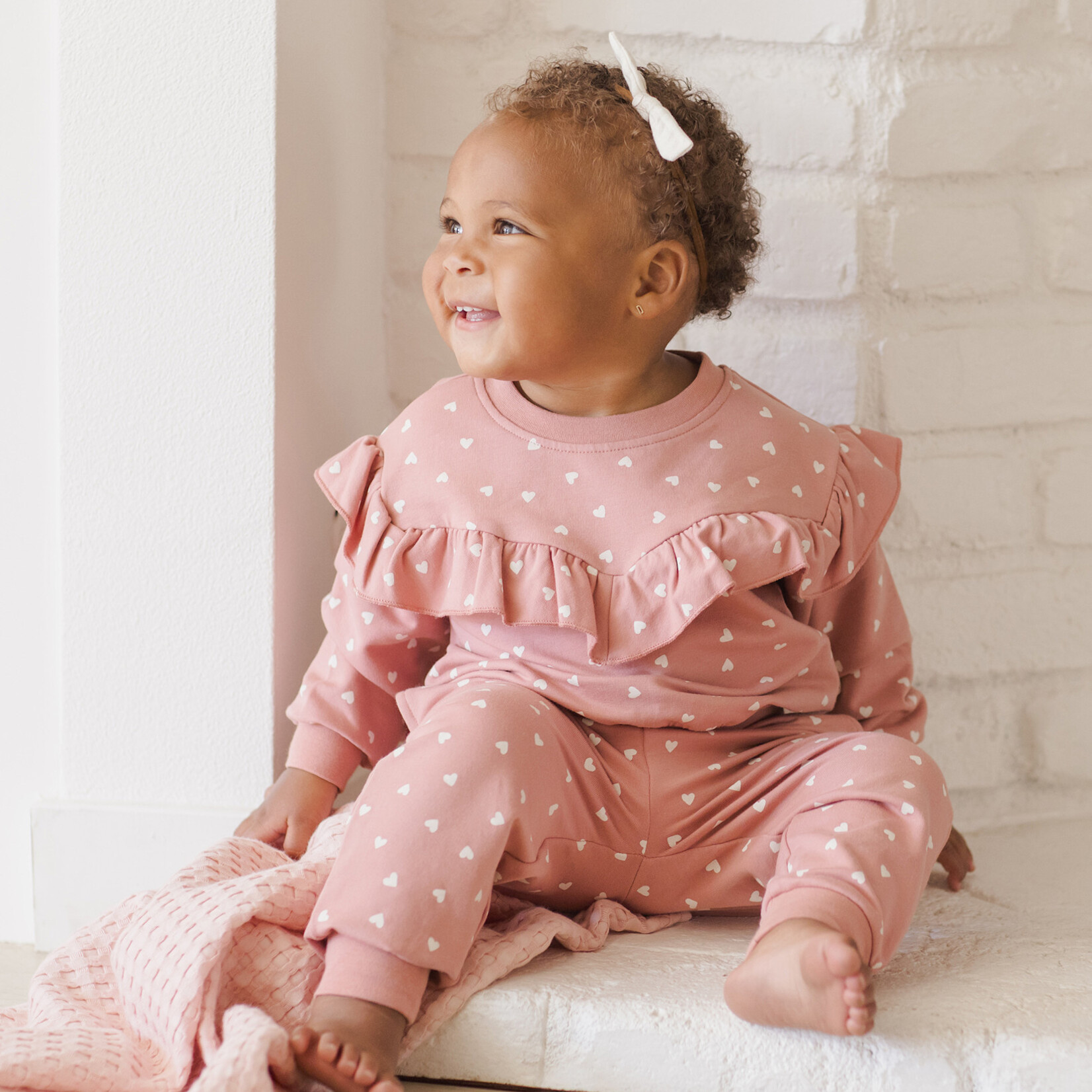 Quincy Mae Ruffle Sweatshirt Baby | Lipstick Hearts