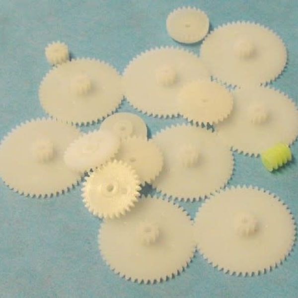 Assorted Small Plastic Motor Gears (16pcs)