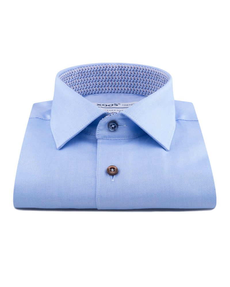XOOS Men's blue fitted dress shirt patterned lining and colored buttons (Double Twisted)