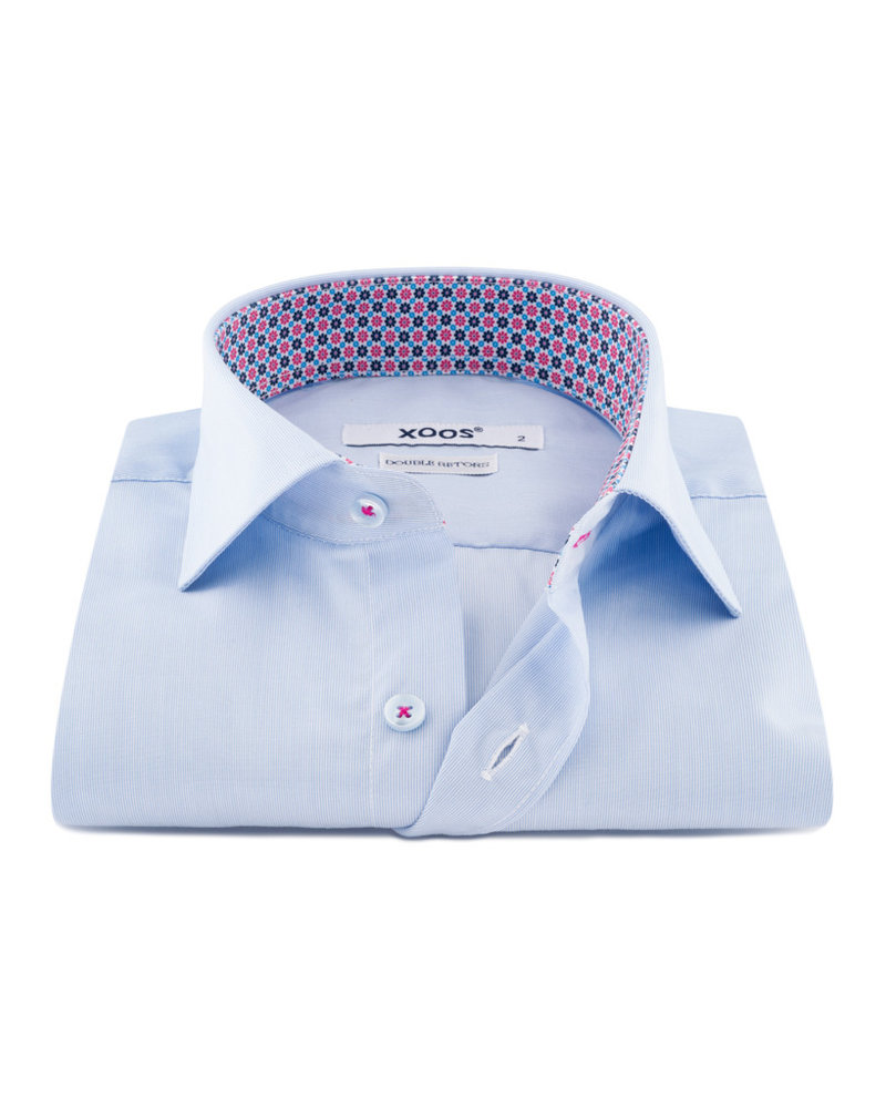 XOOS Men's light blue dress shirt blue and pink patterned lining and colored buttons (Double Twisted)