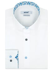 XOOS Men’s white shirt with blue floral lining and matching colored buttons