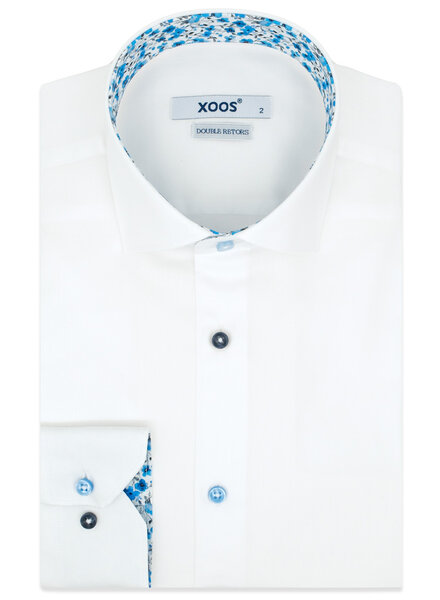 XOOS Men’s white shirt with blue floral lining and matching colored buttons