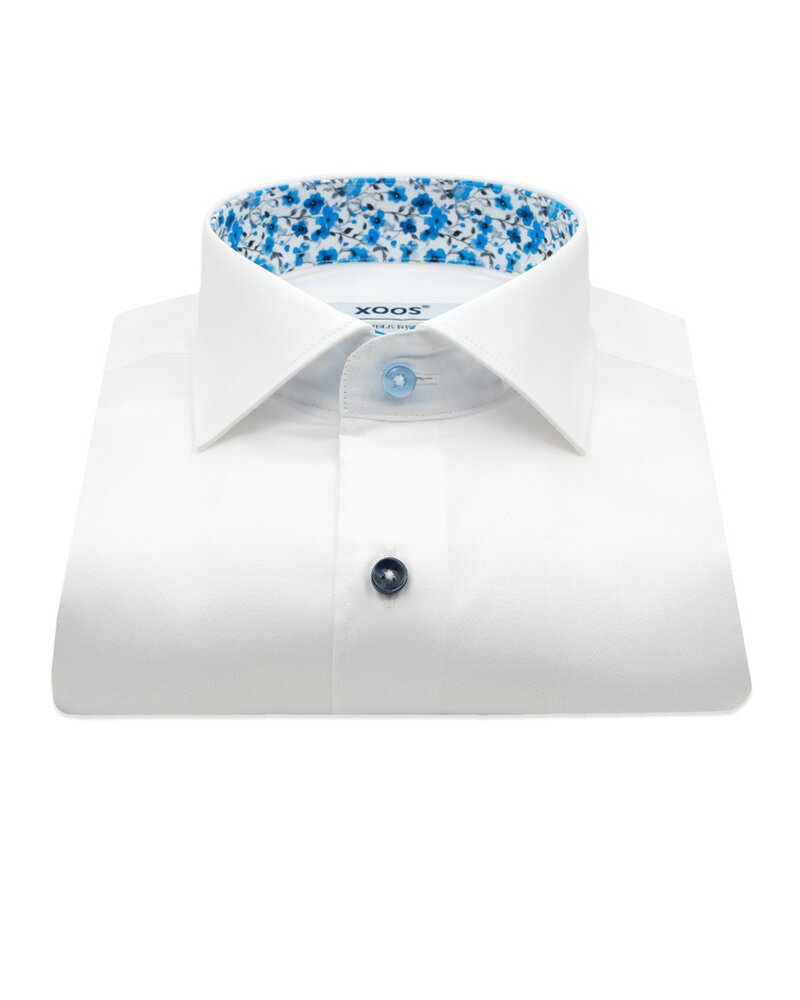 XOOS Men’s white shirt with blue floral lining and matching colored buttons