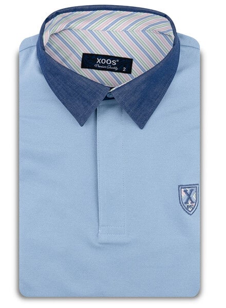 XOOS Blue short-sleeve polo with navy shirt collar and pink and pistachio striped lining