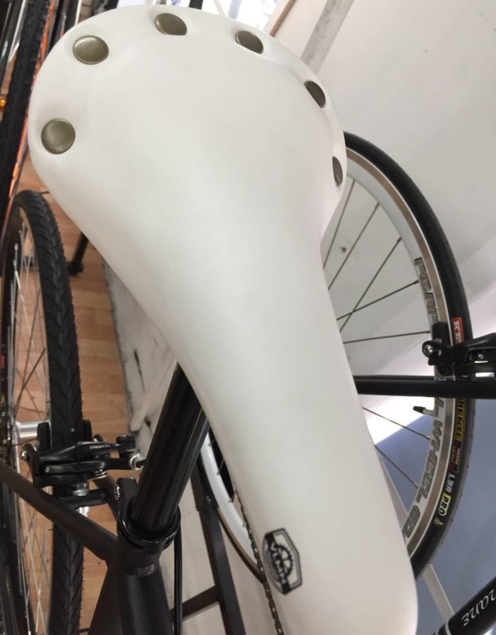 vlmn selle Vlmn Stud Blanche fixi