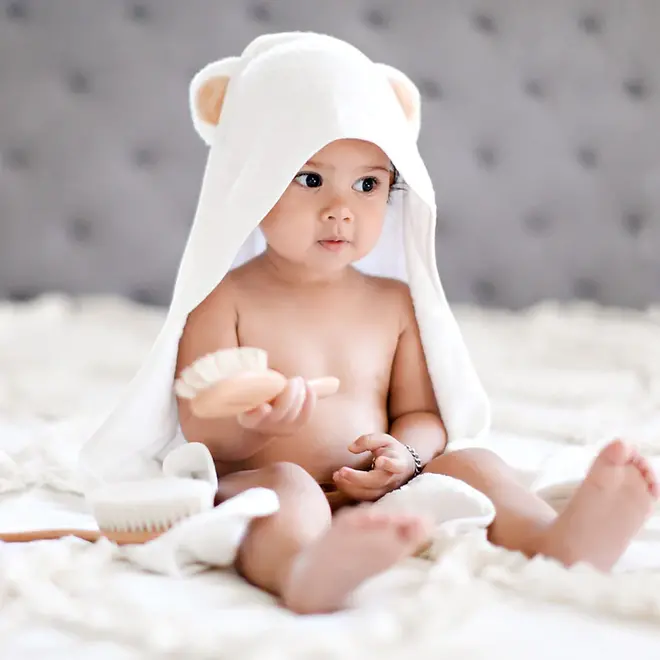 https://cdn.shoplightspeed.com/shops/607706/files/59564081/660x660x2/natemia-bamboo-baby-bath-hooded-towel-in-white.jpg