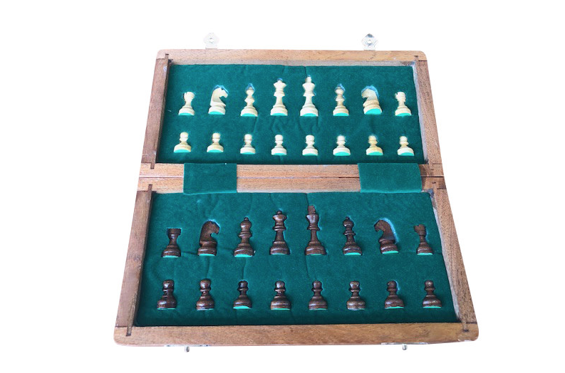 D'Netto Holdings Chess Set- Folding With Brass Clips (Medium)