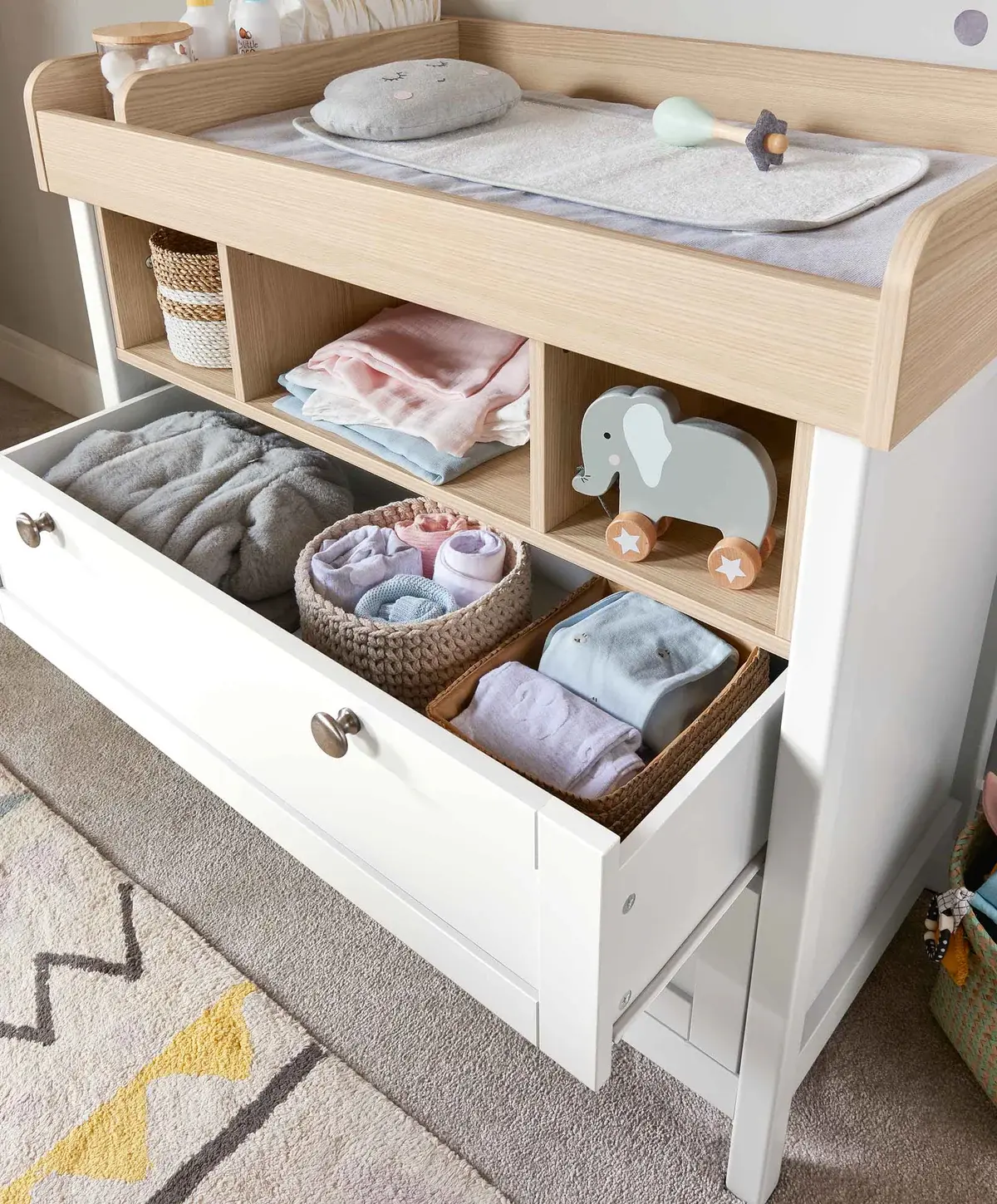 Mamas and Papas Mamas & Papas Harwell Bundle5pc Set - Cot, Mattress, quilted mattress protector, fitted sheet, dresser, change table top - White/Natural