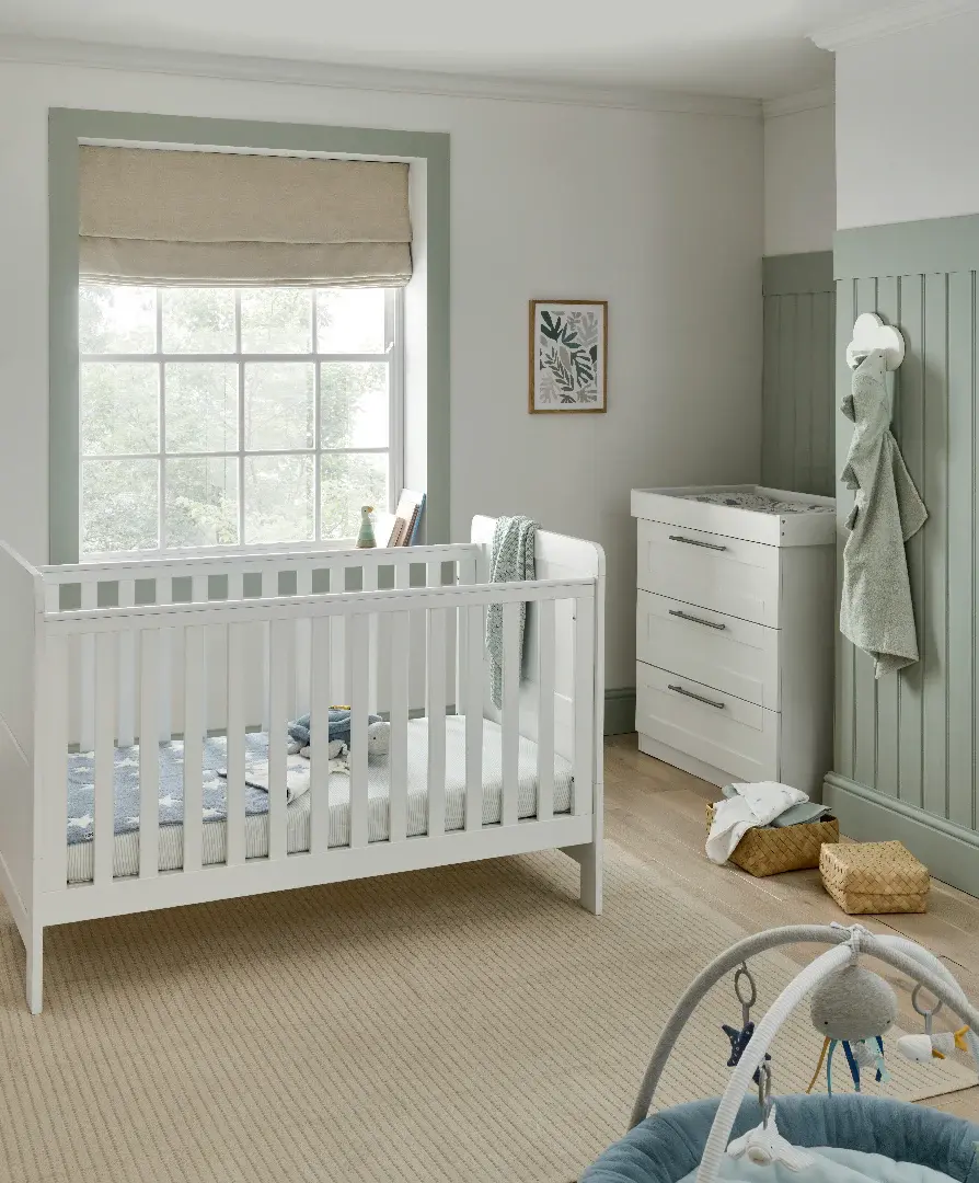 Mamas and Papas Mamas & Papas Hampden Bundle5pc Set - Cot, Mattress, quilted mattress protector, fitted sheet, dresser, Change Table Top - White