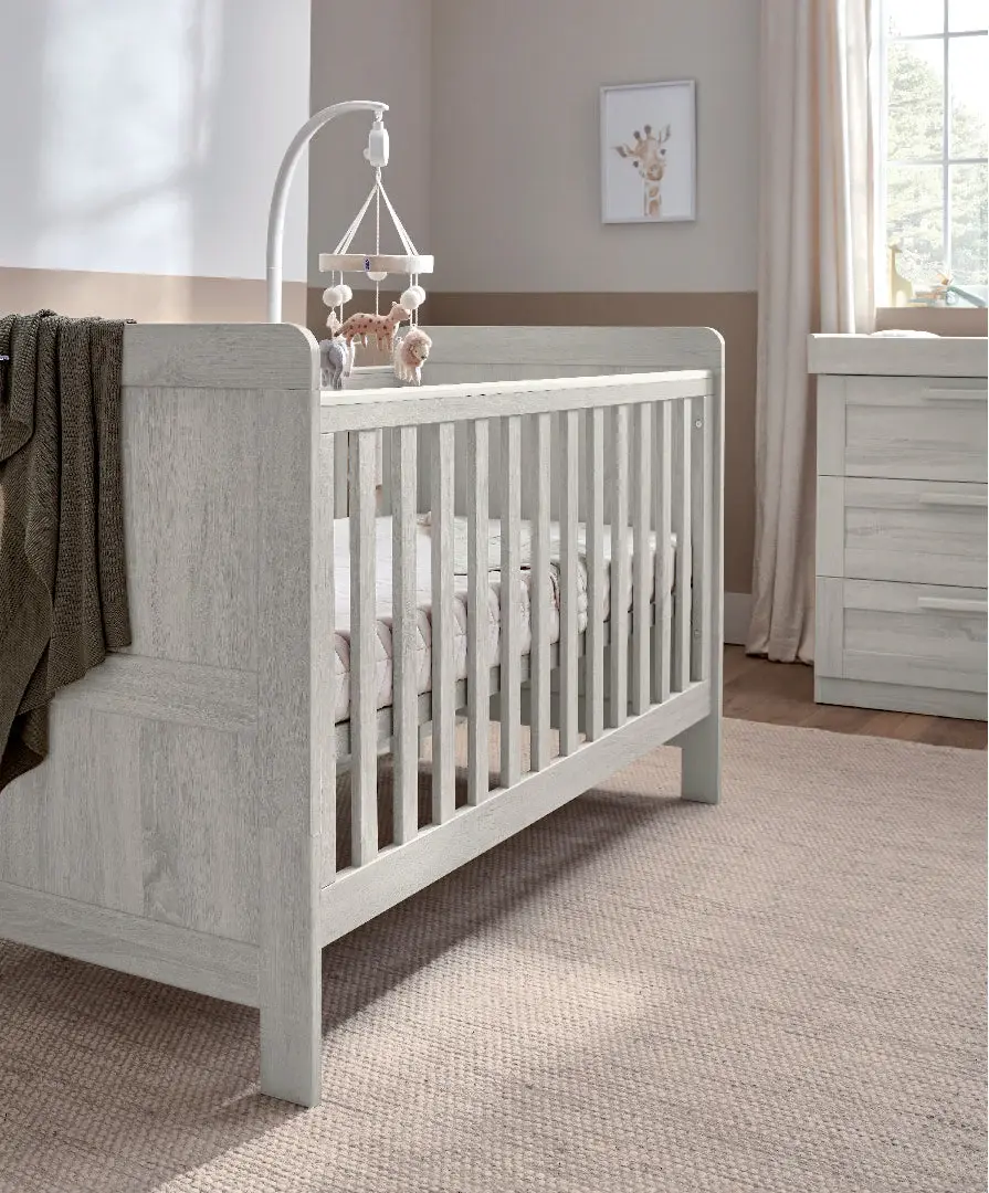 Mamas and Papas Mamas & Papas Atlas Bundle 5pc Set - (Cot, Mattress, quilted mattress protector, fitted sheet, dresser & change table)