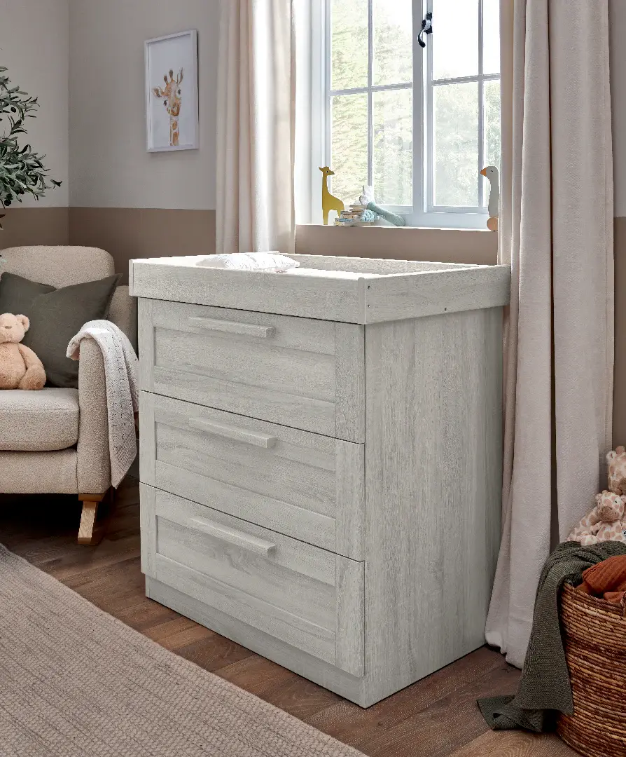 Mamas and Papas Mamas & Papas Atlas Bundle 5pc Set - (Cot, Mattress, quilted mattress protector, fitted sheet, dresser & change table)