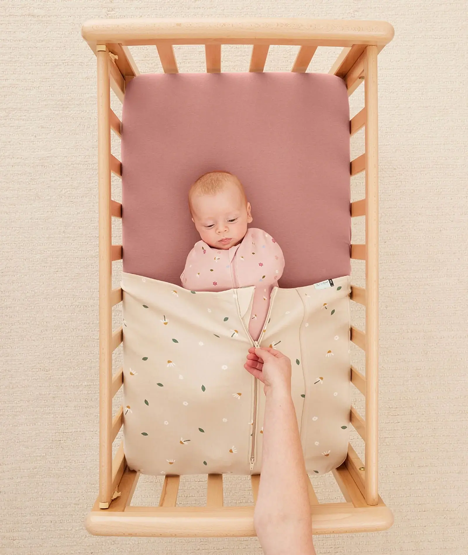 ErgoPouch ErgoPouch HugMe Blanket 0.2 & 1.0 TOG Bedside Sleeper - Daisy Sprinkle
