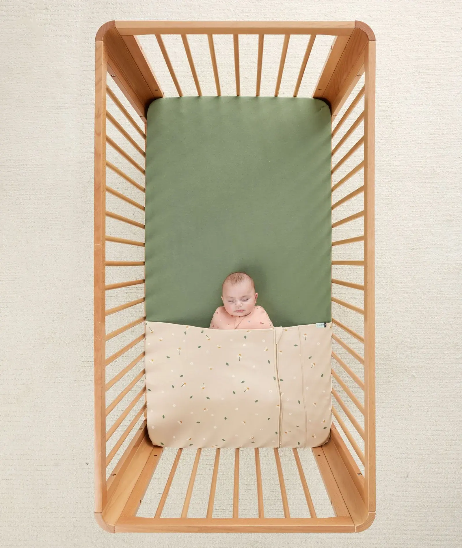 ErgoPouch ErgoPouch HugMe Blanket 0.2 & 1.0 TOG Bedside Sleeper - Daisy Sprinkle