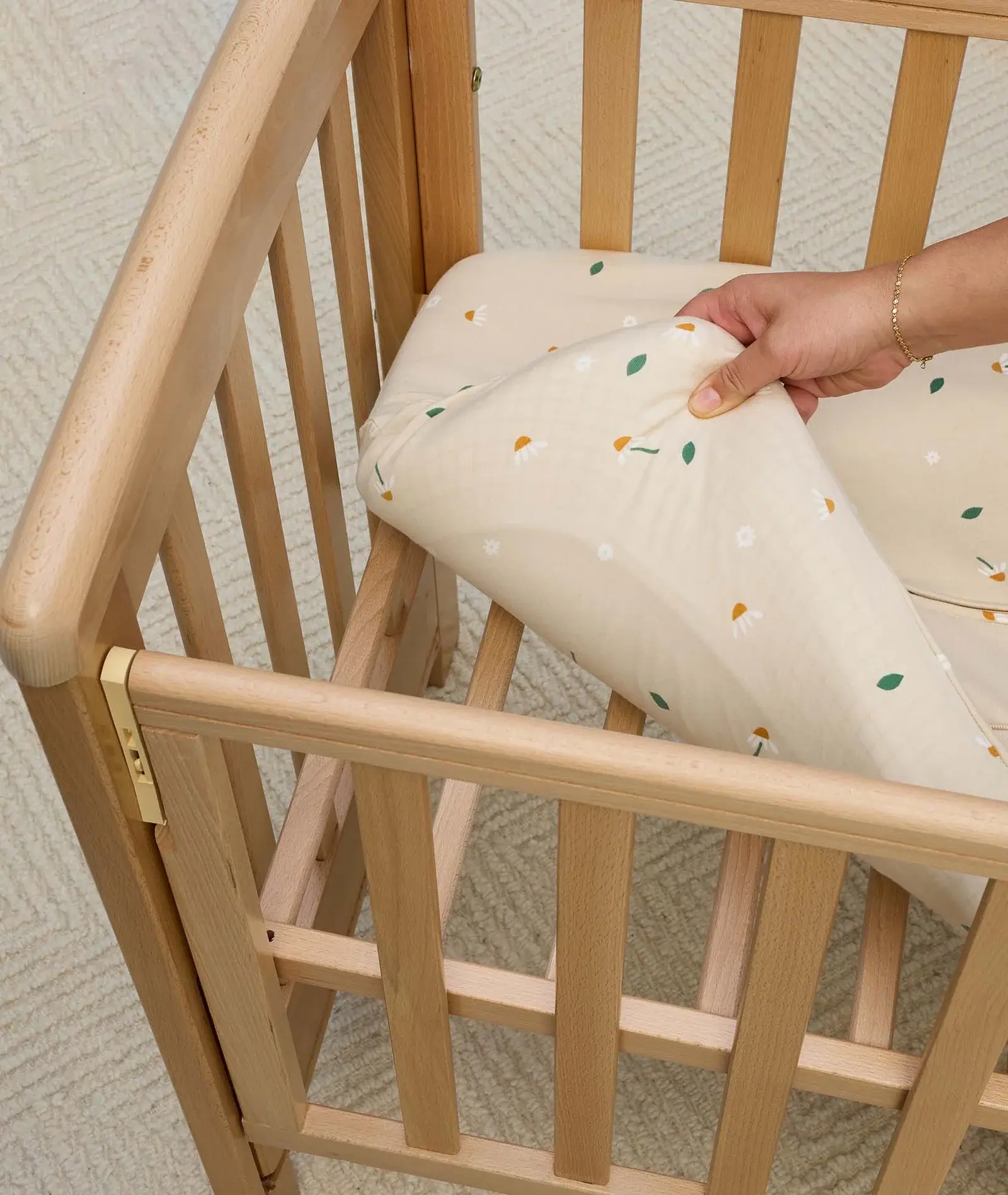 ErgoPouch ErgoPouch HugMe Blanket 1.0 & 2.5 TOG Cot - Daisy Sprinkle