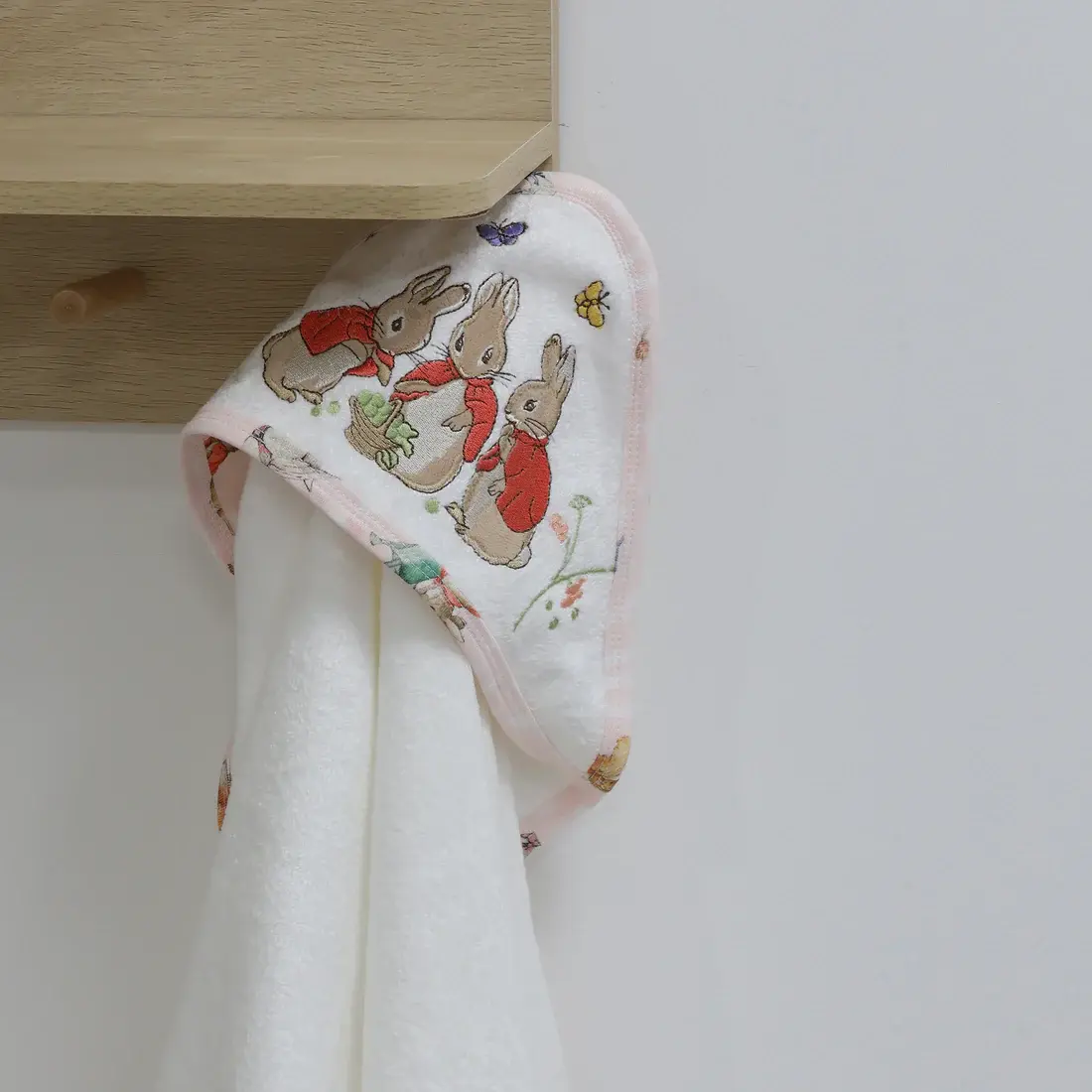 Bubba Blue Bubba Blue Peter Rabbit Flopsy Mopsy & Cottontail Hooded Towel