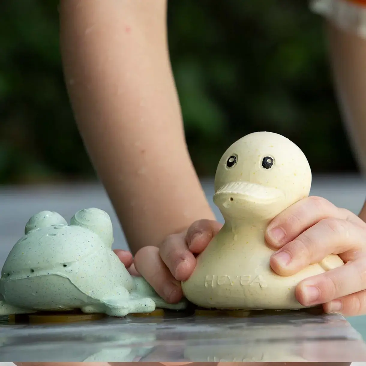 Hevea Hevea - Squeeze N Splash Toy - Duck (Sand) and Frog (Sage) - Gift Set