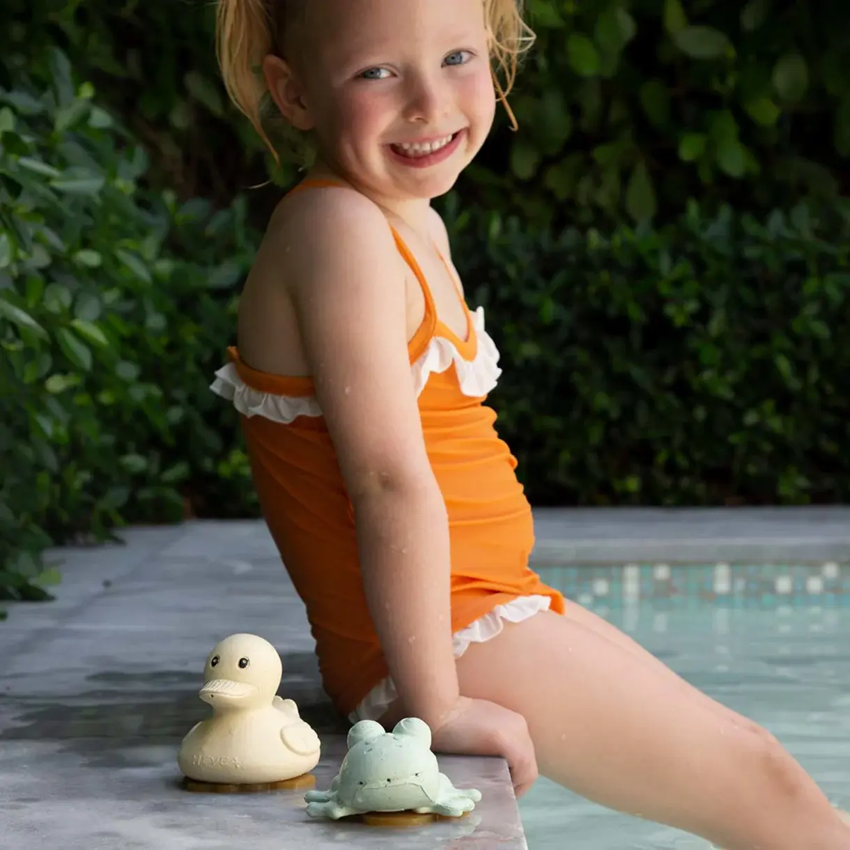 Hevea Hevea - Squeeze N Splash Toy - Duck (Sand) and Frog (Sage) - Gift Set