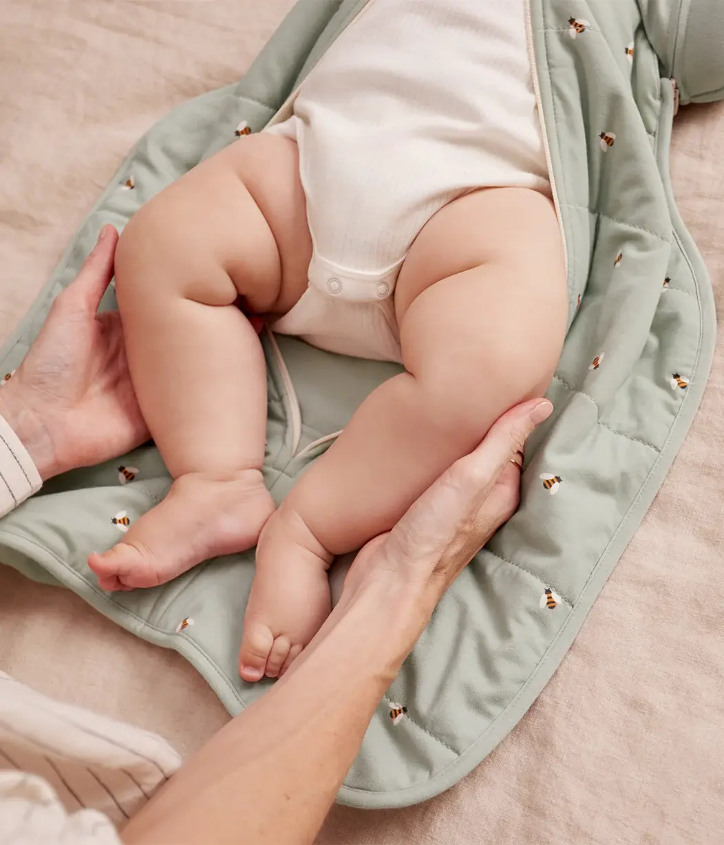 Love To Dream Love to Dream Transition Bag 2.5T Quilted Stretch Cotton Olive Bees